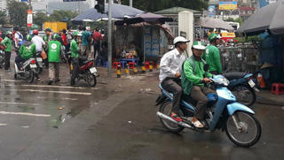 Băn khoăn đề xuất hành nghề xe ôm phải mang biển hiệu
