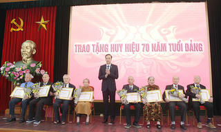 Lãnh đạo TP Hà Nội trao Huy hiệu Đảng đợt 2/9