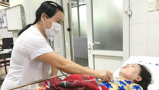 Chuyện hy hữu ở Quảng Ngãi: Sét đánh ngừng thở, điện thoại cháy đen nhưng… không chết