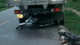 Tông vào đuôi xe tải đang dừng đỗ, 1 người chết, 1 người bị thương nặng