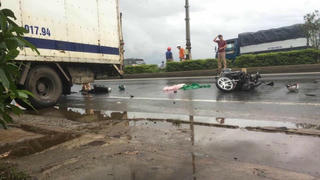 Chồng tử vong, vợ con bị thương sau va chạm với ô tô