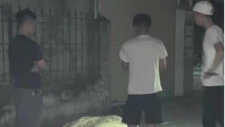 Dùng xe bò chở thi thể bạn ra đầu ngõ rồi về ngủ