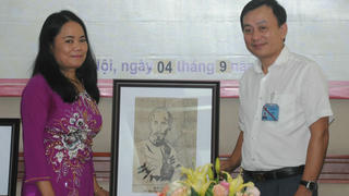 Cựu binh Pháp tặng tranh chân dung Bác Hồ đã gìn giữ 70 năm