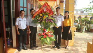 Các đơn vị Hải quân tặng quà học sinh vượt khó
