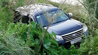 Xe 7 chỗ lao xuống mương, tài xế tử vong