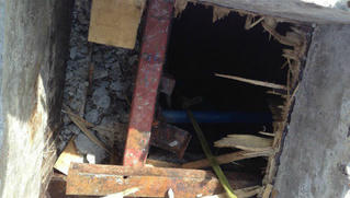 Dỡ cốt pha dưới tầng hầm khách sạn, hai công nhân tử vong