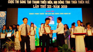 Học sinh tự chế robot phun thuốc sâu
