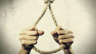 Phá cửa vào nhà, vợ phát hiện chồng tử vong trong tư thế treo cổ