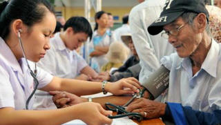 Luật Người cao tuổi đi vào cuộc sống: Cũng “bước chầm chậm” như người cao tuổi?!