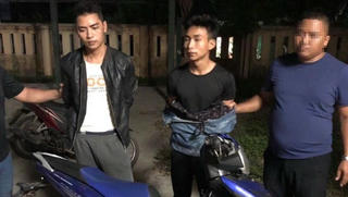 Sát hại nam sinh chạy Grab, hai nghi phạm cướp xe về quê... uống rượu 