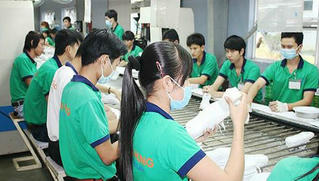 Có nên bình đẳng tuổi hưu giữa lao động nam và nữ?