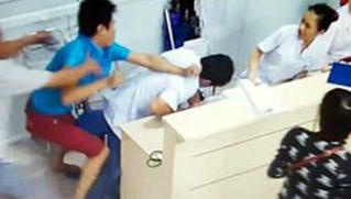 Bác sĩ bị hành hung tại bệnh viện – tự vệ hay chờ được bảo vệ?