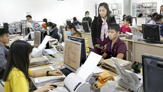 Có cần xây dựng quy tắc ứng xử nơi công cộng dành cho cán bộ?