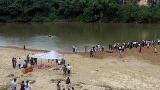 Tìm thấy thi thể ba học sinh bị đuối nước khi tắm sông