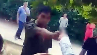 Xác minh thông tin phó công an xã chĩa súng hơi cay vào người dân