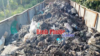 Bắt xe container đổ trộm chất thải rắn nguy hại
