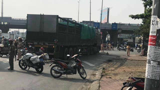 Vợ chồng đi xe máy tử vong, con gái bị thương sau va chạm với container