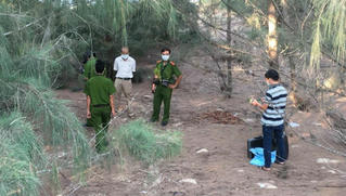 Chồng chết trong tư thế treo cổ, vợ tử vong trong phòng ngủ 