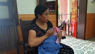 Bé gái sơ sinh nằm trong túi đồ trước cổng làng trẻ em SOS