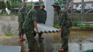 Bộ đội Biên phòng Quảng Ngãi hối hả giúp người dân ứng phó bão số 6