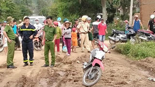 Tìm kiếm người đàn ông bắt rắn bị nước sông cuốn trôi