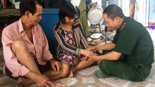 Tấm lòng vàng của thầy thuốc quân hàm xanh