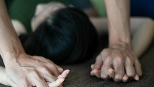 Sang chơi không muốn về, gã đàn ông hiếp dâm bà hàng xóm 63 tuổi 