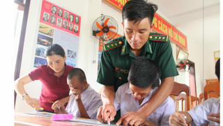 Dấu ấn thầy giáo 'quân hàm xanh'
