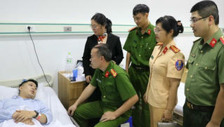 Thượng úy công an bị thương khi cứu người có ý định tự tử