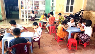 Thầy giáo mang tình yêu sách đến với học trò
