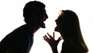Mâu thuẫn với vợ, người đàn ông dùng cưa cứa cổ tự tử