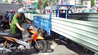 Giải pháp nào 'xóa sổ' xe ba bánh tại Hà Nội, TP HCM?