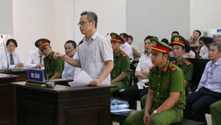 Bất thường vụ Bí thư Thị ủy Bến Cát: Sao lại lấy luật mới xử hành vi trong... quá khứ?