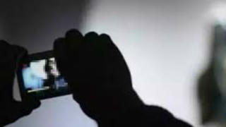 Ông lão 70 tuổi bị tình trẻ 19 tuổi tống tiền bằng clip “nóng”