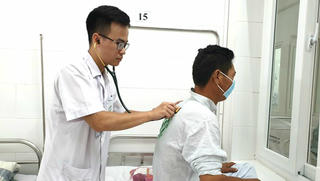 Giữa “tâm bão” cúm mùa: Đừng làm thay việc của bác sĩ