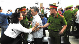 Vụ án cựu Bí thư Bến Cát kêu oan: Tòa trả hồ sơ, khán phòng vỗ tay rần rần  