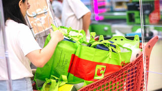 Phong trào nói không với túi ni-lông tại Hà Nội