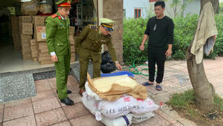 Thu giữ 200 kg bột chế biến trà sữa không nguồn gốc có biểu hiện ẩm mốc