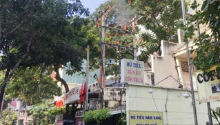 Nam nhân viên rơi từ mái nhà hàng xuống đất trọng thương
