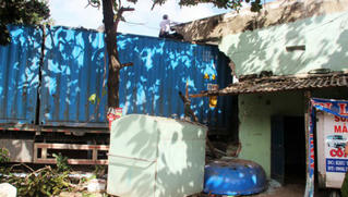 Xe đầu kéo tông vào 2 nhà dân ven đường, tài xế tử vong trong cabin