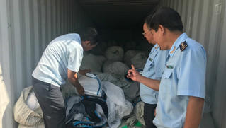 Phát hiện 3 container quần áo giả mạo xuất xứ Việt Nam
