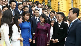 Phó Chủ tịch nước gặp mặt các sinh viên tiêu biểu
