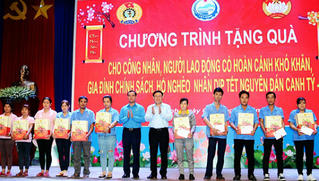 Quà Tết đến nơi công nhân có hoàn cảnh khó khăn