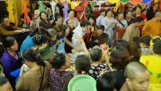 Hướng tới loại bỏ hành vi phản cảm trong lễ hội 