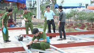 Hai người bị điện giật khi lắp biển quảng cáo 