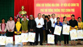 Lãnh đạo Chính phủ thăm, tặng quà gia đình chính sách
