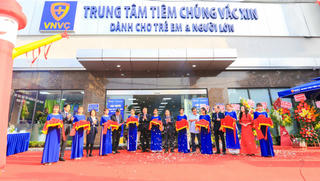 Người dân Nam Định không còn đi xa để tiêm vắc xin 