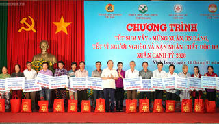 Thủ tướng dự 'Tết Sum vầy' cùng người nghèo thị trấn Vũng Liêm 