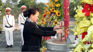 Chủ tịch Quốc hội dâng hương viếng các Liệt sĩ