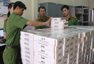 Bắt quả tang đối tượng dùng ôtô vận chuyển 15 nghìn gói thuốc lá lậu